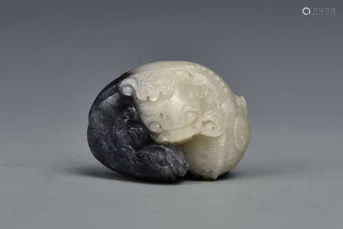 A CARVED WHITE AND BLACK JADE DOUBLE BADGERS QING DYNASTY