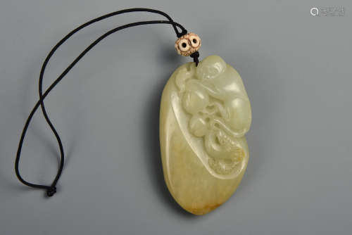 A CARVED CELADON JADE PENDANT QING DYNASTY