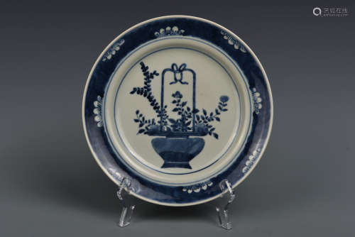 A BLUE AND WHITE BOUQUET PLATE QING DYNASTY