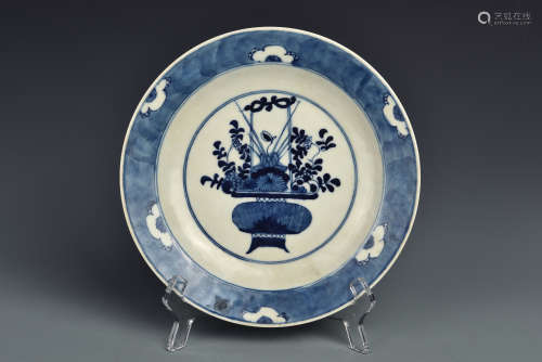 A BLUE AND WHITE PLATE QING DYNASTY