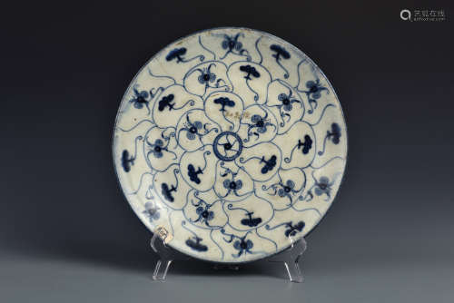 A BLUE AND WHITE FLORAL SCROLL PLATE