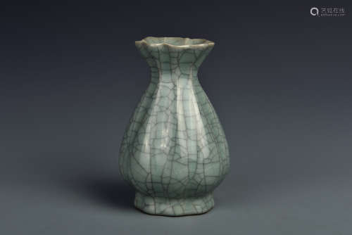 A GUAN-TYPE LOBED VASE QING DYANSTY