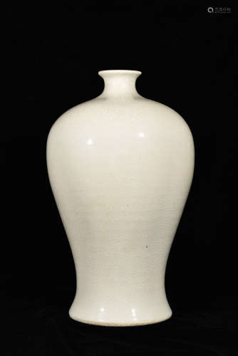 A BLANC-DE-CHINE PLUM VASE MEIPING EARLY QING DYANSTY