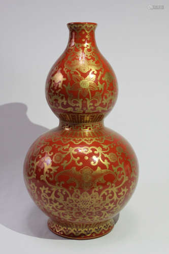 AN IRON RED AND GILT GOURD SHAPED VASE QING DYNASTY