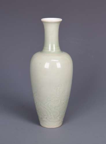 A CELADON AMPHORA VASE, QING DYNASTY, KANGXI PERIOD