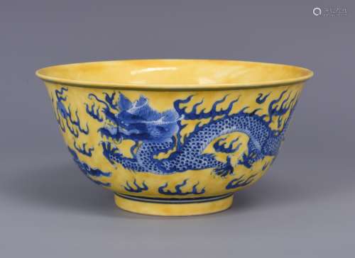 A YELLOW GROUND AND BLUE&WHITE 'DRAGON' BOWL, QING DYNASTY, KANGXI PERIOD