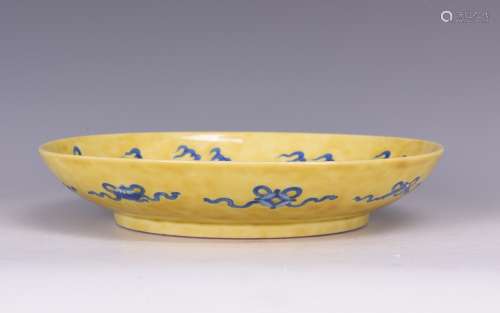 A BLUE&WHITE AND YELLOW GROUND 'DRAGON' DISH, QING DYNASTY, KANGXI PERIOD