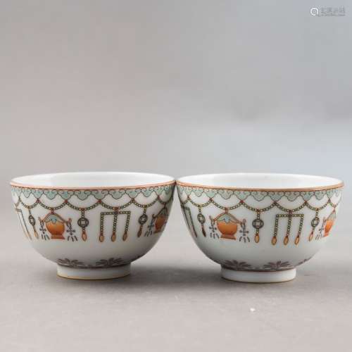 A PAIR OF FAMILLE ROSE AND GILT DECORATED BOWLS