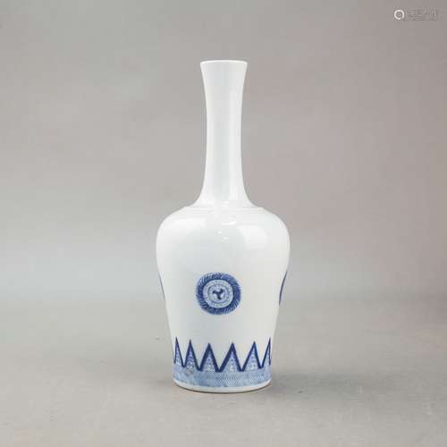 A BLUE AND WHITE PORCELAIN VASE