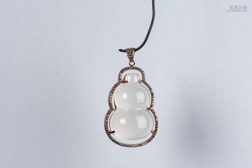 A DOUBLE-GOURD JADEITE JADE AND DIAMOND PENDANT