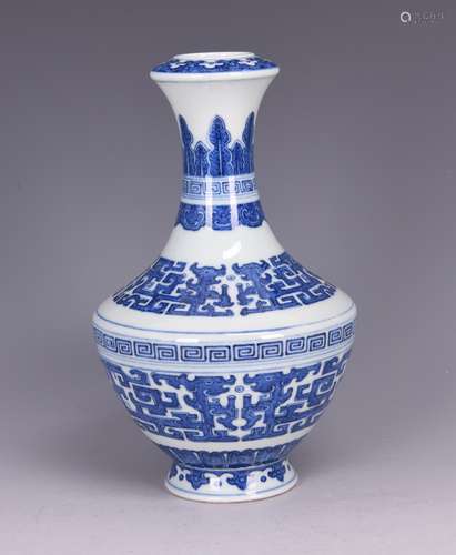 A BLUE AND WHITE GARLIC-HEAD VASE, QING DYNASTY, QIANLONG PERIDO