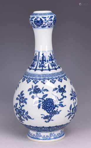 A BLUE AND WHITE GARLIC-HEAD VASE, QING DYNASTY, QIANLONG PERIDO