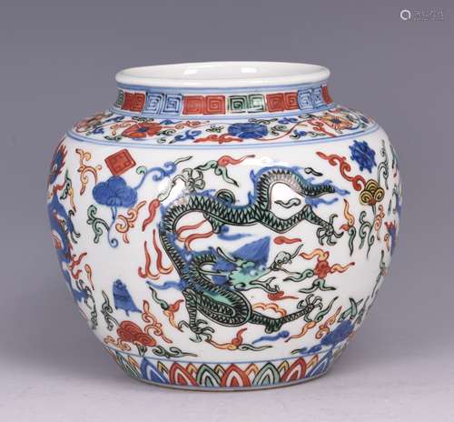 A WUCAI AND BLUE&WHITE 'DRAGON' JAR, MING DYNASTY, JIAJING PERIOD