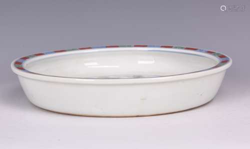 A WUCAI 'DRAGON' DISH, MING DYNASTY, LONGQING PERIOD