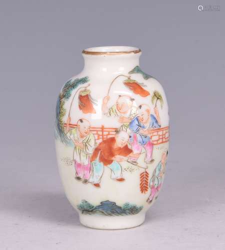 A FAMILLE ROSE MOLDED SNUFF BOTTLE, QING DYNASTY, QIANLONG PERIOD