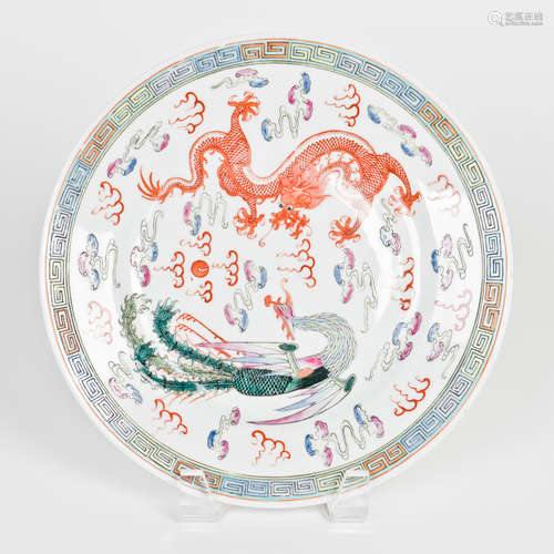 A FAMILLE ROSE PORCELAIN PLATE OF DRAGON AND PHOENIX