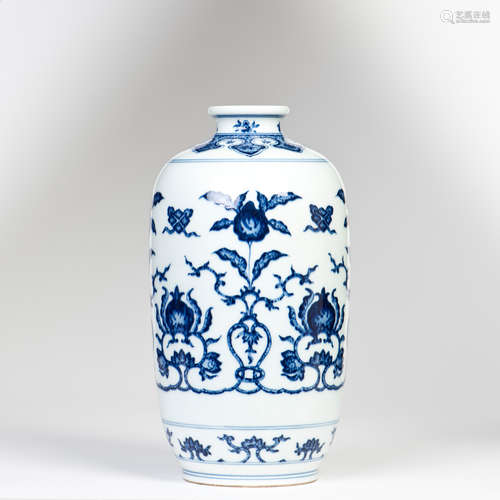 A BLUE AND WHITE PORCELAIN VASE TONGPING