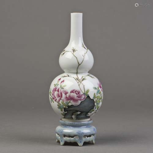 A FAMILLE ROSE PORCELAIN VASE OF GOURD FORM