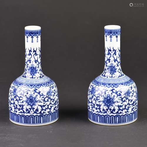 A PAIR OF BLUE AND WHITE MALLET-SHAPED VASE