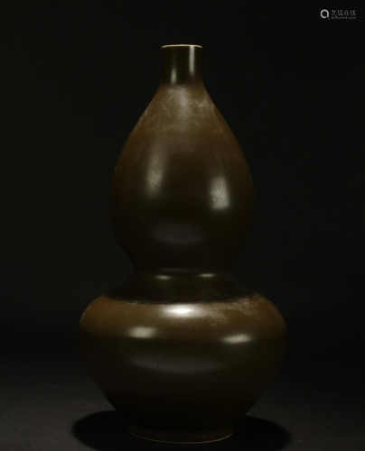 An Estate Chinese CalAB ash-shape Porcelain Vase