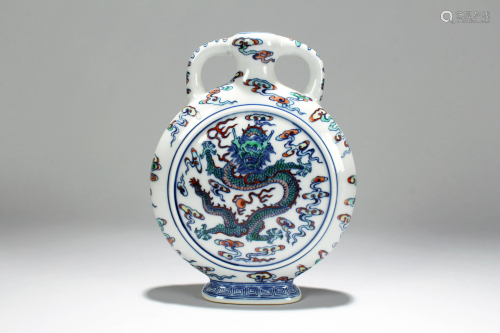 A Chinese Dragon-decorating Estate Duo-handled