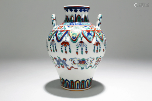 A Chinese Duo-handled Bat-framing Estate Porcelain