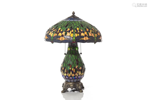 DECORATIVE STAINED GLASS TABLE LAMP