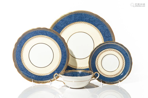 AYNSLEY DINNER SERVICE WITH BLUE AND GILDED TRIM