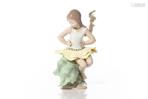 LLADRO FIGURINE OF A YOUNG FLOWER GIRL