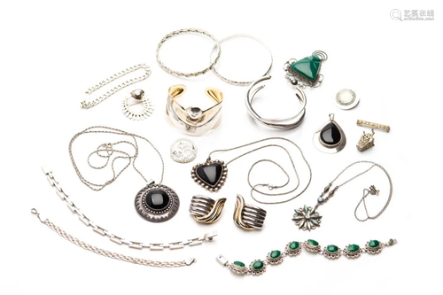 LOT OF ASSORTED SILVER JEWELLERY