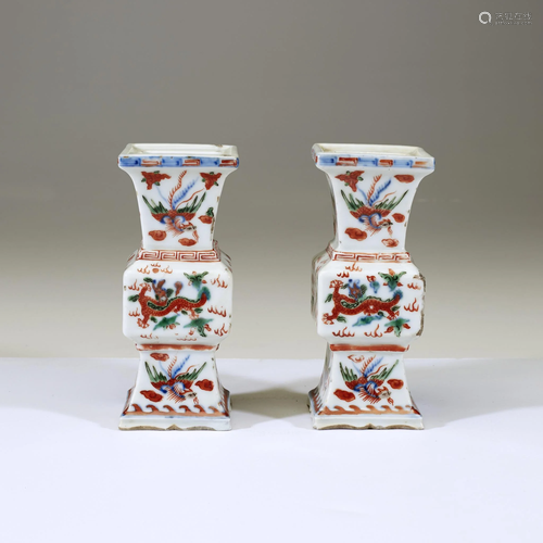 A pair of small Chinese wucai-decorated porcelain