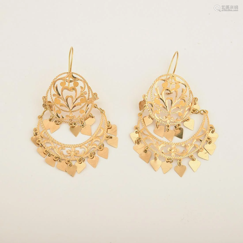 Pair of Yellow Gold Articulated Earrings.