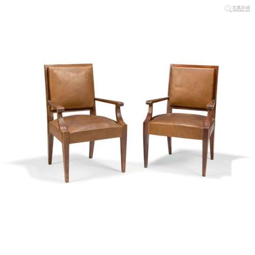 ANNÉES 50 Paire de grands fauteuils néoclassiques,…