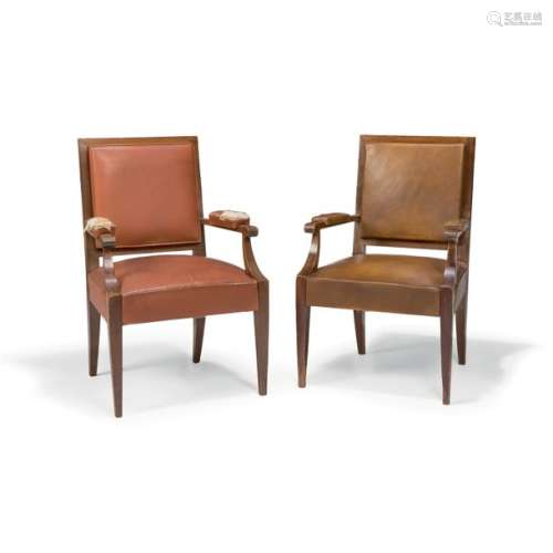 ANNÉES 50 Suite de deux grands fauteuils néoclassi…