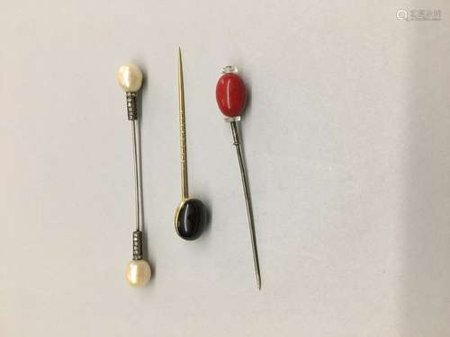 750 thousandths gold tie pin decorated with a garn…