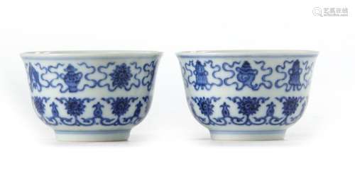 A PAIR OF SMALL CHINESE BLUE AND WHITE BOWLS
