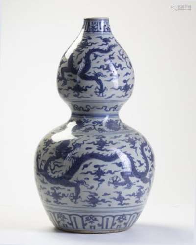 A CHINESE BLUE AND WHITE DOUBLE GOURD VASE