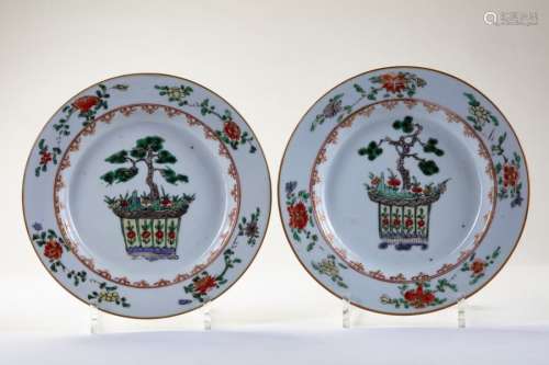 A PAIR OF CHINESE FAMILLE VERTE DISHES