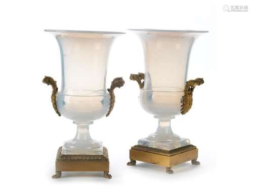 Paar Empire Ziervasen mit opalisierendem Glas