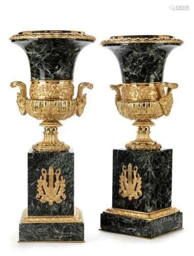Paar dekorative Campagna Vasen
