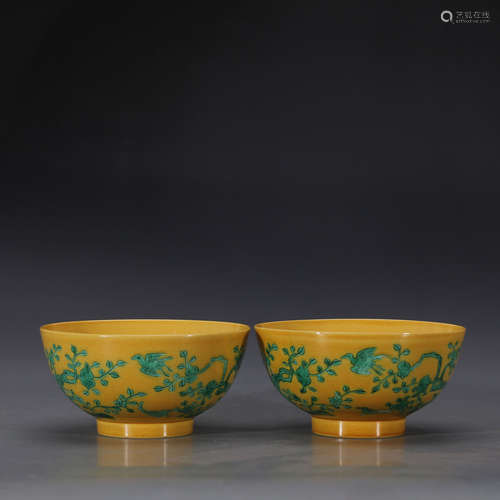 A Pair of Chinese Tri-colored Porcelain Bowls