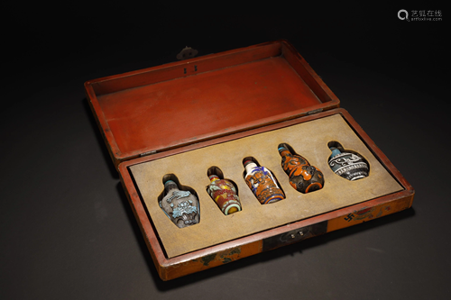 A Set of Beijing Glass Snuff Bottles with Box