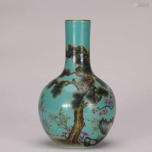 A Chinese Gilt Famille Rose Porcelain Vase