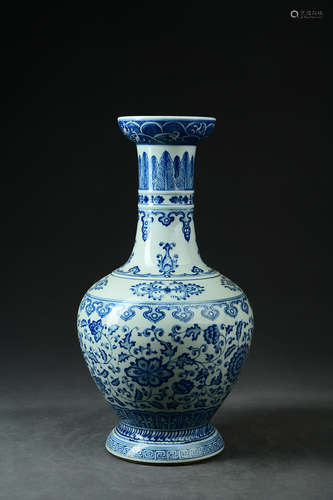 A Chinese Blue and White Porcelain Vase