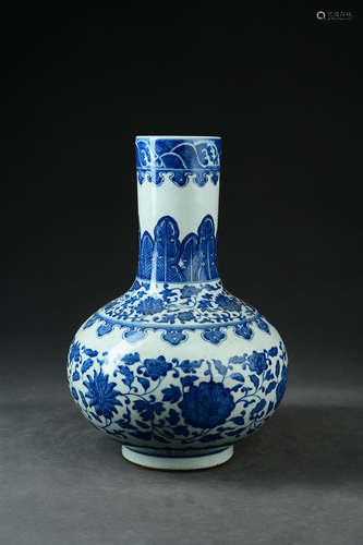 A Chinese Blue and White Porcelain Vase