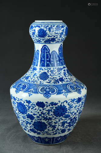 A Chinese Blue and White Porcelain Vase