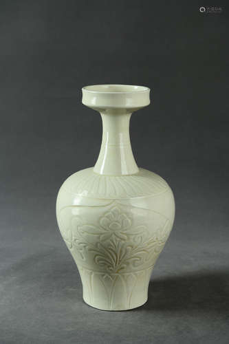 A Chinese Porcelain Dish-mouthed Vase