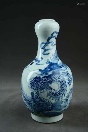 A Chinese Porcelain Garlic-mouthed Vase