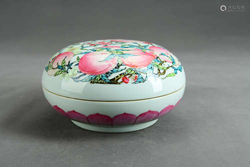 A Chinese Famille Rose Porcelain Box