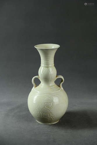 A Chinese Porcelain Double-eared Vase